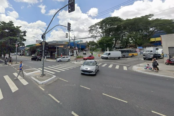 Imagem mostra cruzamento na Avenida Marechal Tito, em São Paulo - Metrópoles
