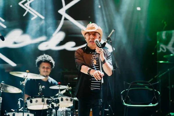 Chrystian, ex-dupla de Ralf, cantando em show com chapéu - Metrópoles