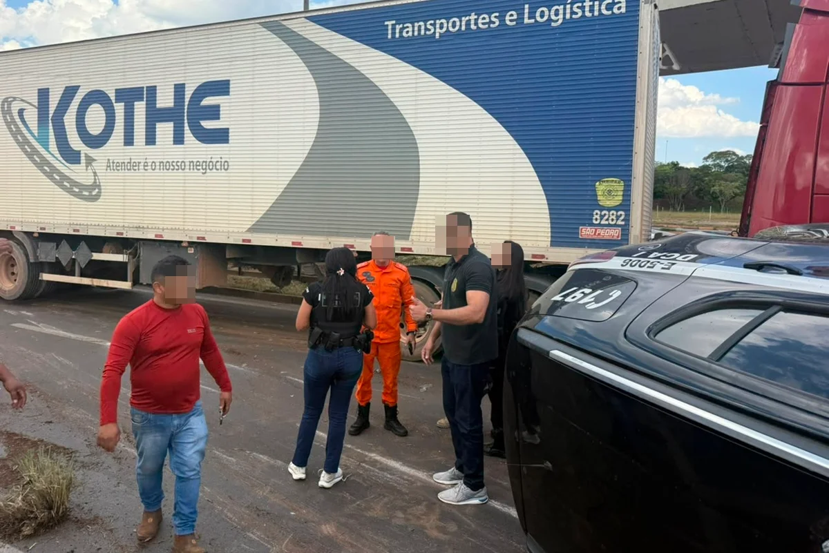 Um dos agentes recebeu atendimento do Corpo de Bombeiros no local do acidente e foi liberado em seguida Um dos agentes recebeu atendimento do Corpo de Bombeiros no local do acidente e foi liberado em seguida