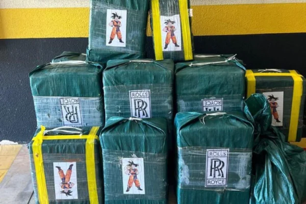 Pacotes de cocaína apreendidos pela PF com imagens do personagem Goku