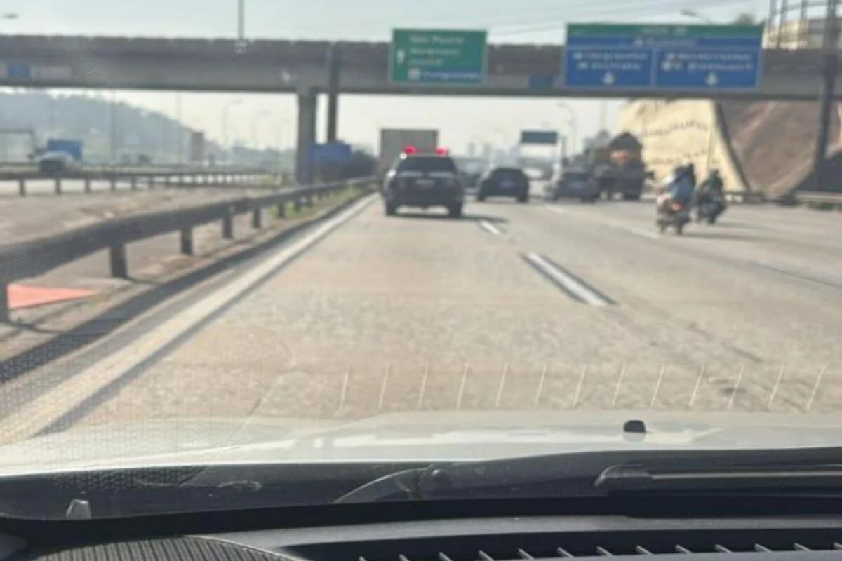 Viatura escolta carga em rodovia de SP Viatura escolta carga em rodovia de SP