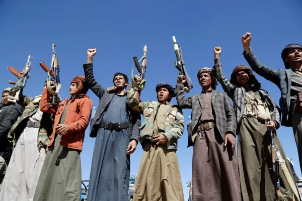 Seguidores Houthi levantam rifles e gritam slogans contra os EUA e o Reino Unido durante uma reunião tribal no Iêmen