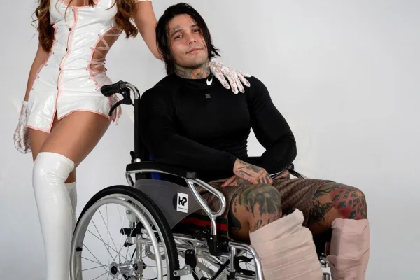 Jovem gasta R$ 858 mil para ficar 15 cm mais alto: “Muito doloroso”