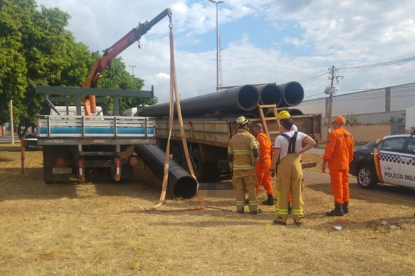 Motorista de caminhão morre após ser atingido por manilha no DF