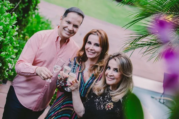 Stella Guerra e Marcelo Chaves celebram a amiga Carla Lobo