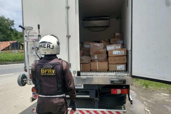 Motorista é resgatado e policiais frustram roubo de carga de caminhão