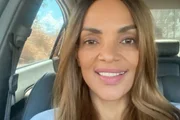 Flordelis posa sorrindo dentro de um carro