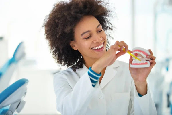 Dentista revela hábito comum que detona seus dentes e causa cáries