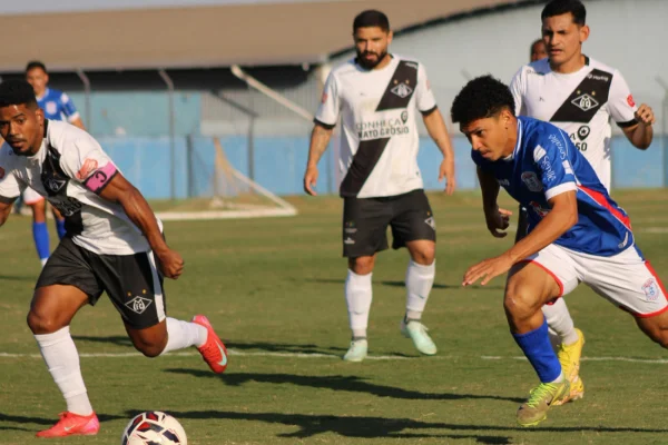 Jogadores de Cianorte e Mixto disputam bola nas oitavas da Série D