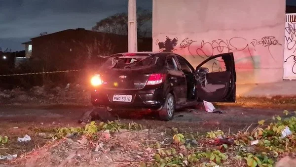 Mulher é morta a tiros e pedradas dentro de veículo em Fortaleza