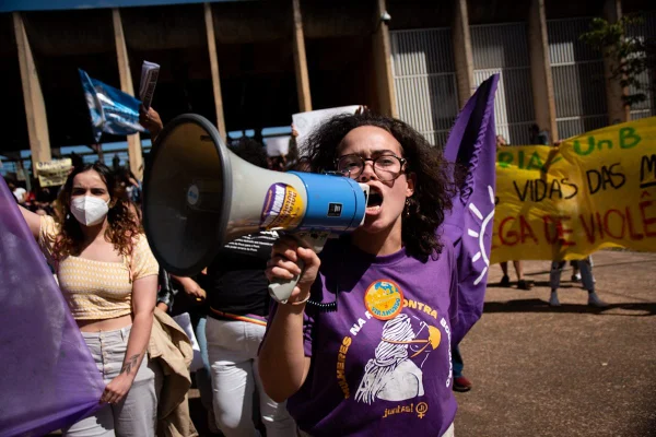 Coletivo Juntas organizou manifestação na UnB com o intuito de reivindicar mais segurança às mulheres e repudiar a violência na instituição, após estudante ser estuprada no Campus Darcy Ribeiro, na Asa Norte. Na foto, alunas marcham com cartazes em repúdio à violência e machismo - Metrópoles