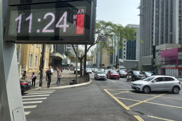 Termômetro de rua na Vila Mariana, em SP, indica qualidade do ar muito ruim na cidade - Metrópoles