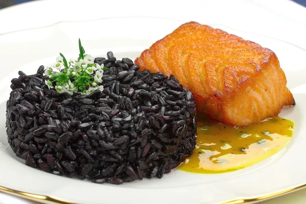 salmão com arroz negro