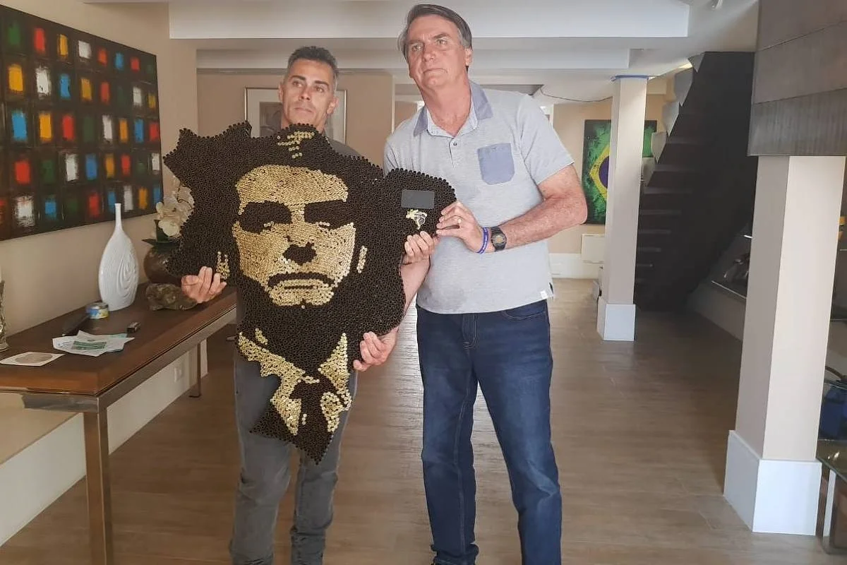 escultura-bolsonaro-municoes