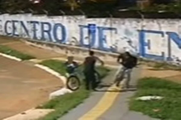 Criança tem bicicleta roubada ao ser rendida por dois ladrões