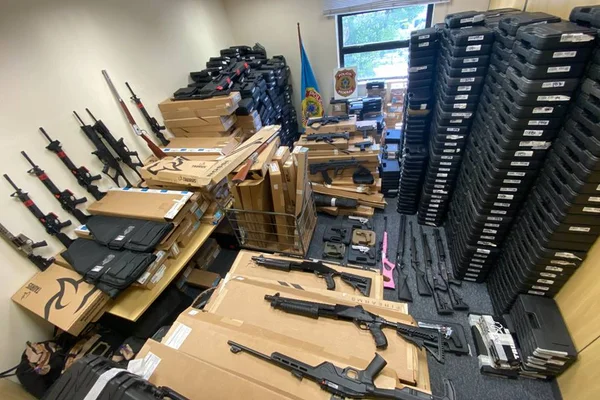 Foto colorida das armas de fogo apreendidas pela Polícia Federal no Rio de Janeiro