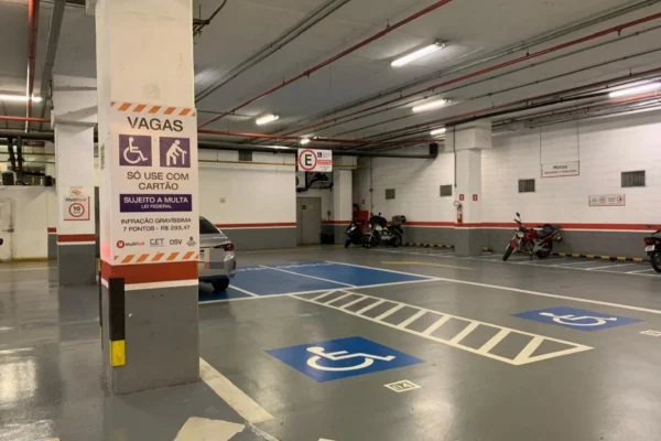 Placa de aviso de vagas prioritárias de estacionamento e vagas demarcadas em SP - Metrópoles