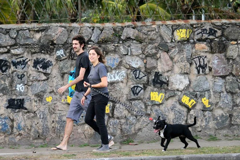 Bernardo Mendes passeia acompanhado na orla de São Conrado, no Rio de Janeiro Bernardo Mendes passeia acompanhado na orla de São Conrado, no Rio de Janeiro