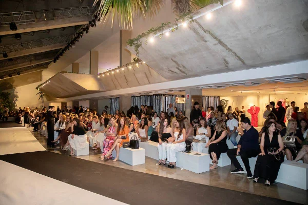 Público na primeira noite de desfiles do Metrópoles Catwalk - Metrópoles