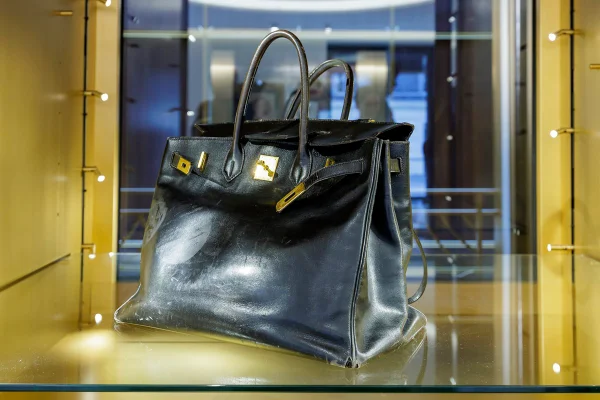 Na imagem com cor, a bolsa Birkin da Hermès - Metrópoles