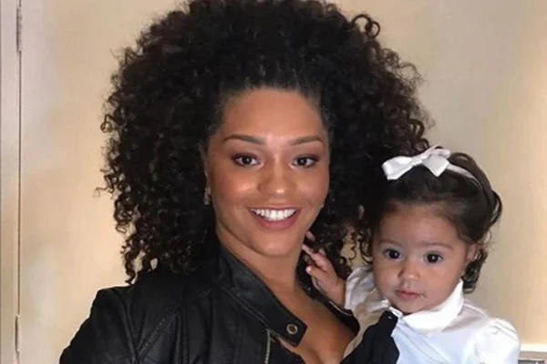 Filha da atriz Juliana Alves, Yolanda rouba a cena com look social