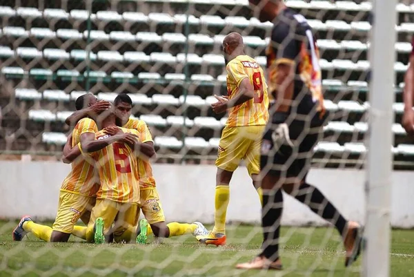 Brasiliense goleia Santa Maria e vence a terceira partida seguida