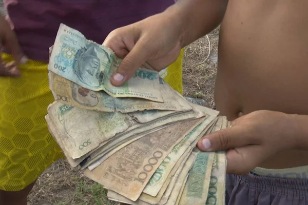 Agricultor encontra notas de cruzeiro e cruzado
