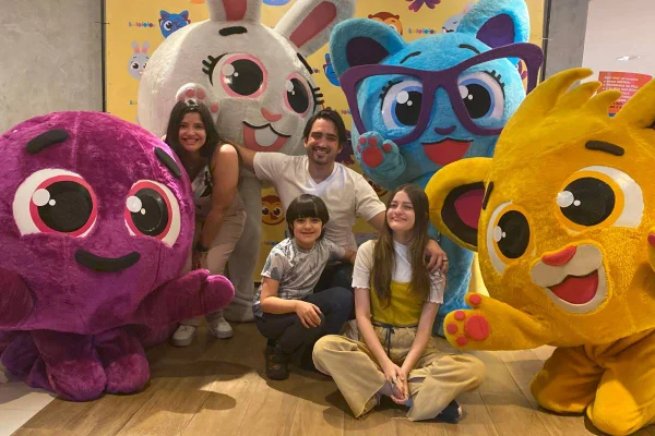 Fotografia colorida mostrando elenco do Canal Bolofofos -Metrópoles
