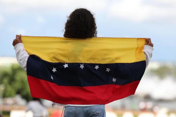 Grupos de refugiados e apoiadores comemoram prisão Nicolás Maduro, em ato na Torre de TV Venezuela - Metrópoles 2