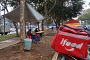 Entregadores em frente ao SP Market, em São Paulo