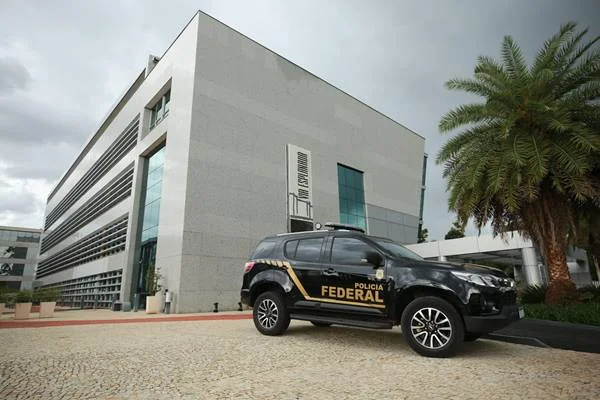 PF pede a Moraes autorização para devolver celulares de Ibaneis, Valdemar e do Val