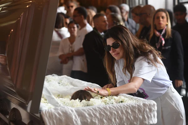 Fe Paes Leme faz carinho em Preta Gil em velório e se emociona