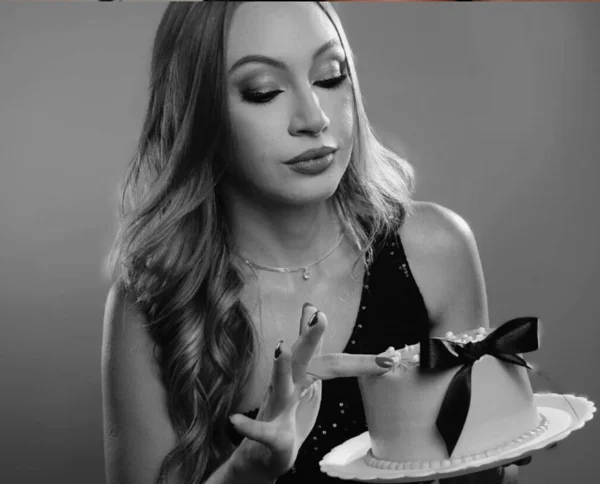 mulher com bolo de aniversário