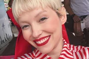 Duda Menegheti faz selfie sorridente