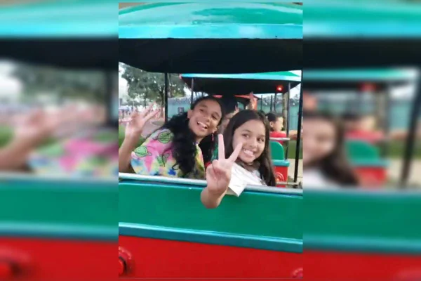 Duas meninas crianças em vagão de trenzinho