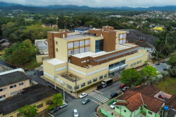 Técnica de enfermagem foi flagrada saindo do hospital com comprimidos, ampolas, seringas e caixas de medicamentos escondidos na bolsa - Metrópoles