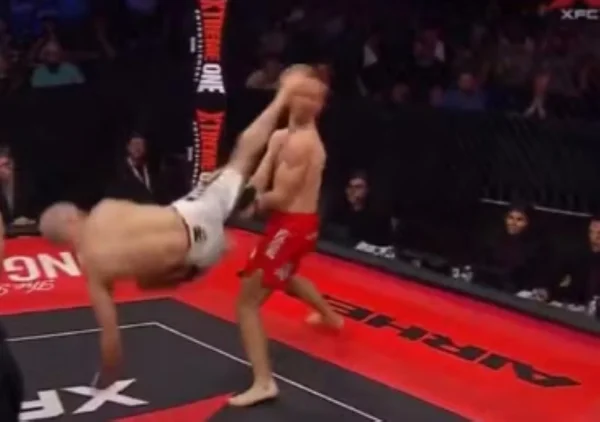Imagem colorida de luta no XFC 52- Metrópoles
