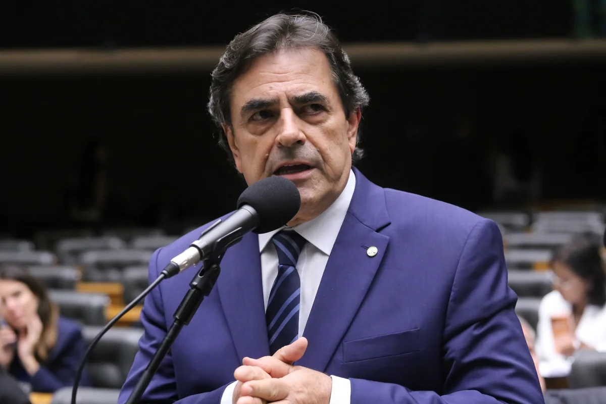 Quaest: indecisos caem e direita avança na disputa pelo Senado em MG
