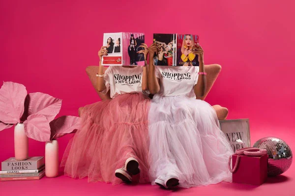 Modelos usam saias de tule e seguram revistas de moda - Metrópoles