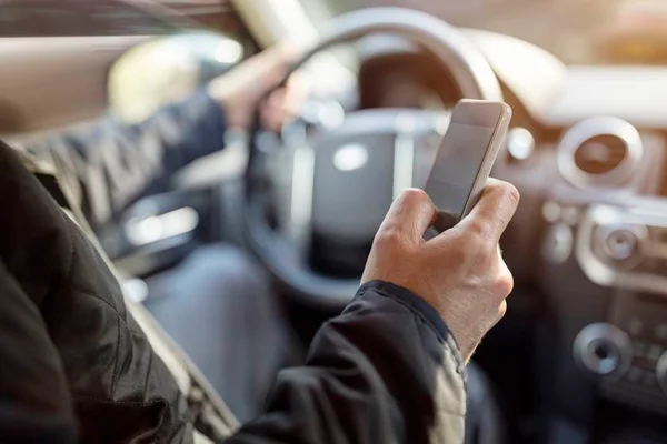 Celular ao volante é tão ou mais perigoso do que dirigir embriagado