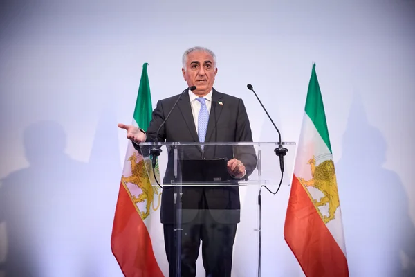 Imagem colorida mostra Ciro Reza Pahlavi, príncipe herdeiro do Irã - Metrópoles