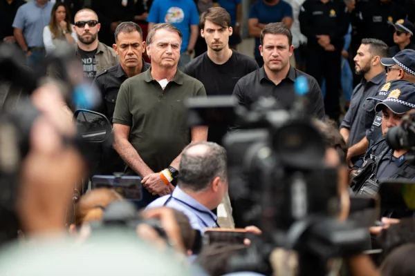 Bolsonaro na saída do hospital DF Star no domingo (14/9)