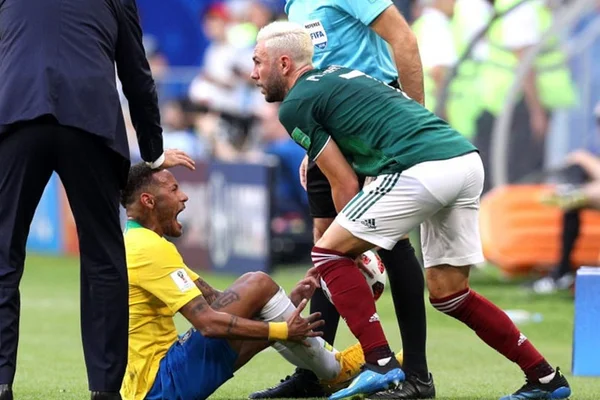 Mexicano que pisou em Neymar se revolta com brasileiros na web