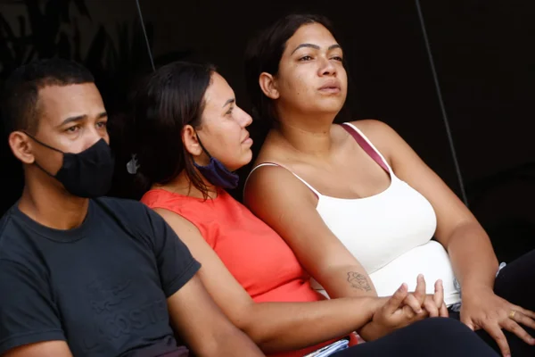 Familiares de Aparecida Ribeiro, cujo corpo foi encontrado na manhã desta sábado (25/12), aguardam liberação do corpo no IML de Aparecida de Goiânia Fotos: Vinícius Schmidt/Metrópoles