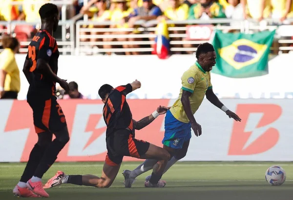 Vinicius Jr. sofre pênalti não marcado contra a Colômbia; Conmebol admite erro do VAR e da arbitragem