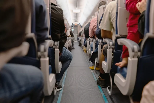 Imagem colorida mostra passageiros de um avião - Metrópoles