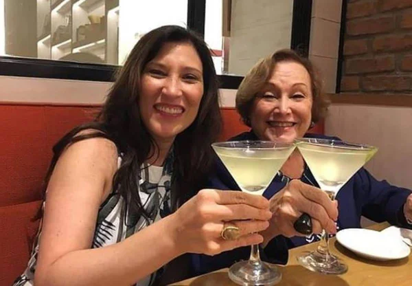 Covid: Beth Goulart posta foto com Nicette e lamenta 600 mil mortes