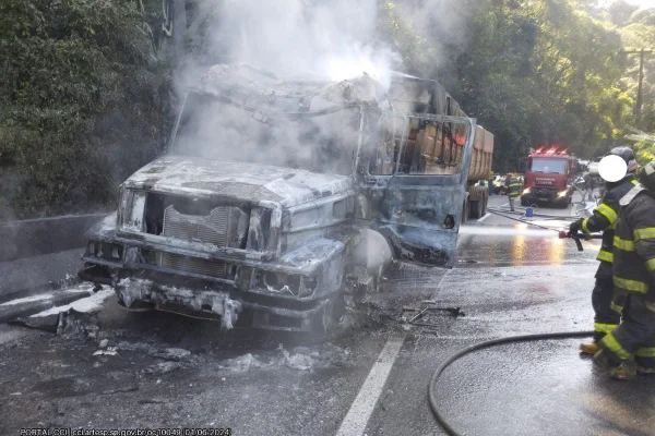 CAMINHÃO PEGOU FOGO NA RODOVIA ANCHIETA SENTIDO SÃO PAULO - METRÓPOLES