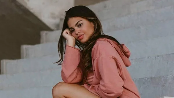 Neta de Chico Buarque, Clara, começa a namorar ator de musical
