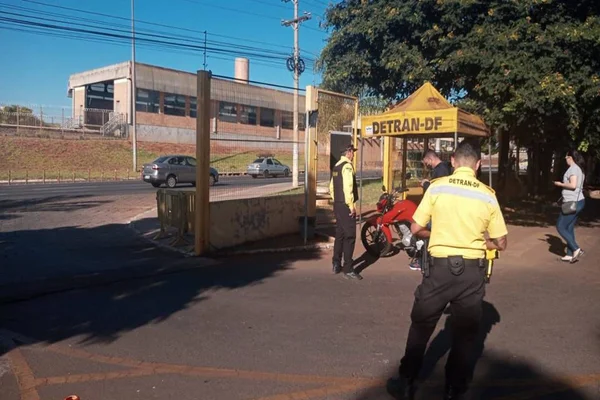 Ousado: Inabilitado, homem vai para prova teórica de CNH pilotando moto